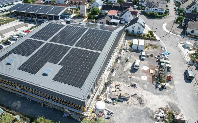 Diese beiden Neubauten sind nun der aktuelle Anlass, weshalb sich Gärtringen zur Stadt küren lassen will: auf diesem Bild die neue Ludwig-Uhland-Halle, auf dem weiteren Bild ...