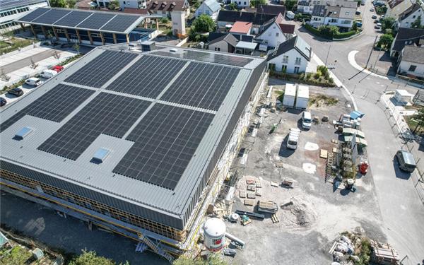 Diese beiden Neubauten sind nun der aktuelle Anlass, weshalb sich Gärtringen zur Stadt küren lassen will: auf diesem Bild die neue Ludwig-Uhland-Halle, auf dem weiteren Bild ...