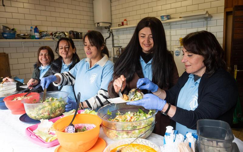 Diese fleißigen Damen bereiteten leckeres Essen zu. GB-Foto: Schmidt