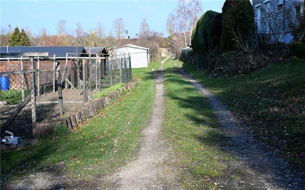 Diesen Grasweg zu einem Radweg auszubauen, erschien dem Gemeinderat zu teuer. GB-Foto: Holom