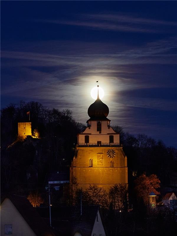 Diesen Mondaufgang über der Herrenberger Stiftskirche setzte Anne Biedermann in ...