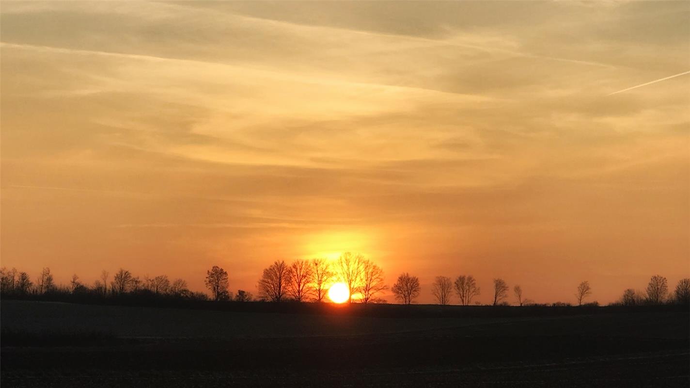 Diesen Sonnenuntergang bei frostigen Temperaturen in Tailfingen erlebte Anja Sch...