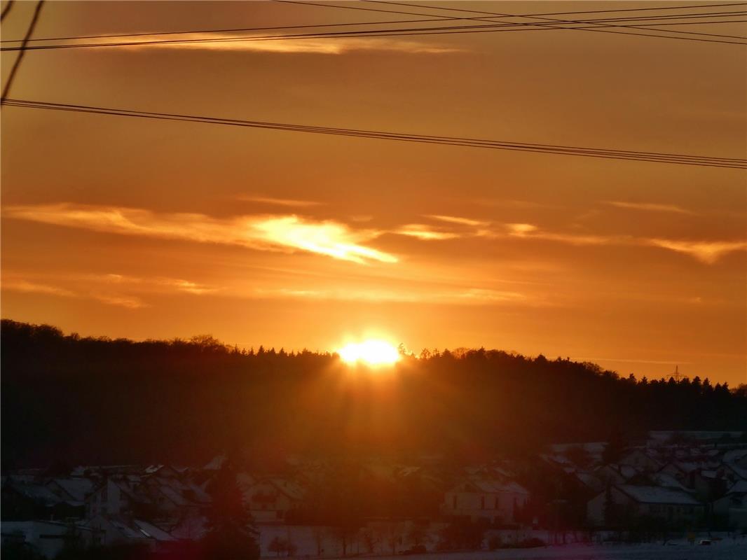 Diesen Sonnenuntergang über Schnee bei Kuppingen hat der Nufringer Peter Riethmü...