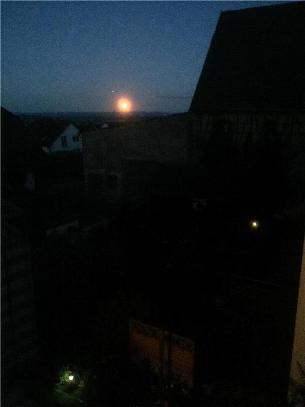 Diesen Vollmond-Aufgang mit Korona über der schwäbischen Alb hat Evemie Schwamb ...