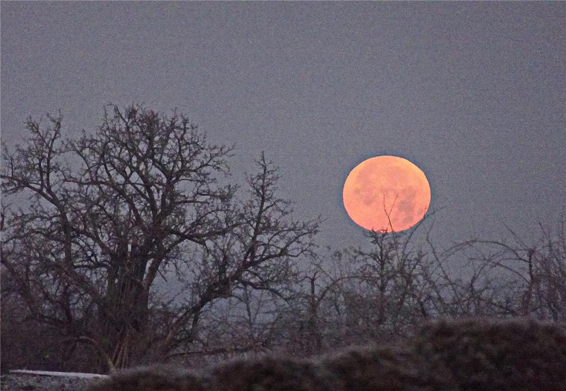 Diesen prachtvollen Monduntergang, bevor der erste Schnee kommt, hat Elisabth SA...