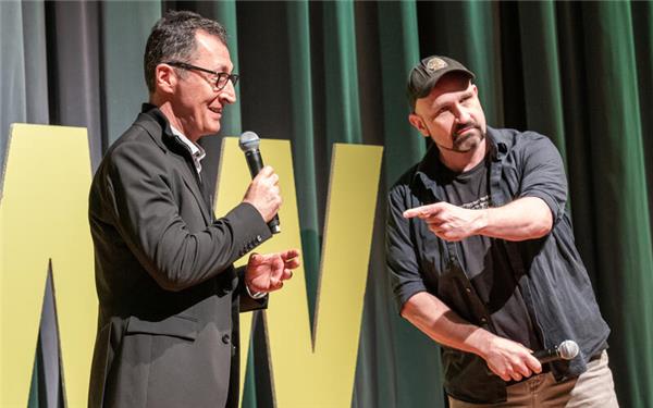 Dieser Mann will Ministerpräsident werden? Dodokay (rechts) stellt Cem Özdemir (Grüne) vorher lieber erst einmal ein paar wichtige Fragen. GB-Fotos: Vecsey