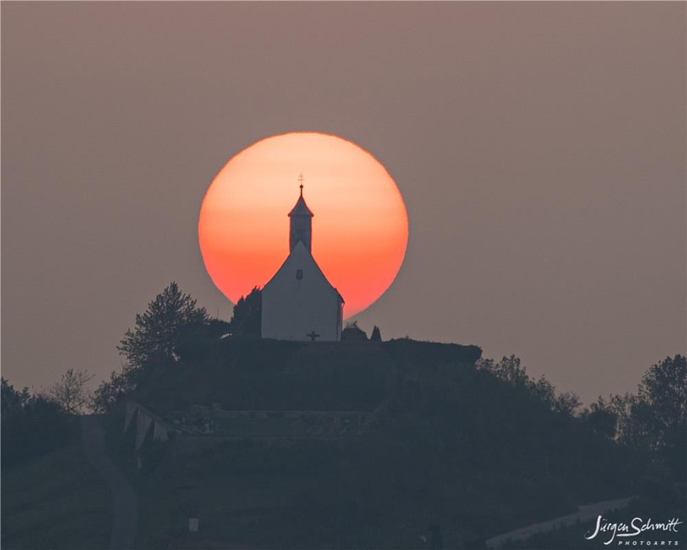 Dieser Sonnenaufgang bei der Wurmlinger Kapelle stammt vom Nagolder Jürgen Schmi...