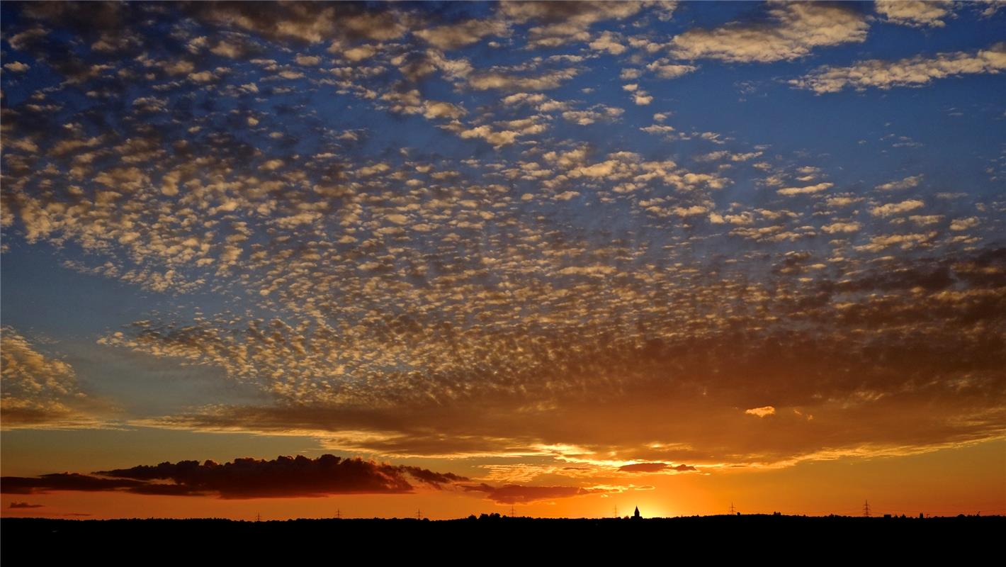 Dieser Sonnenuntergang über Haslach kommt von Jürgen Bohle aus Herrenberg