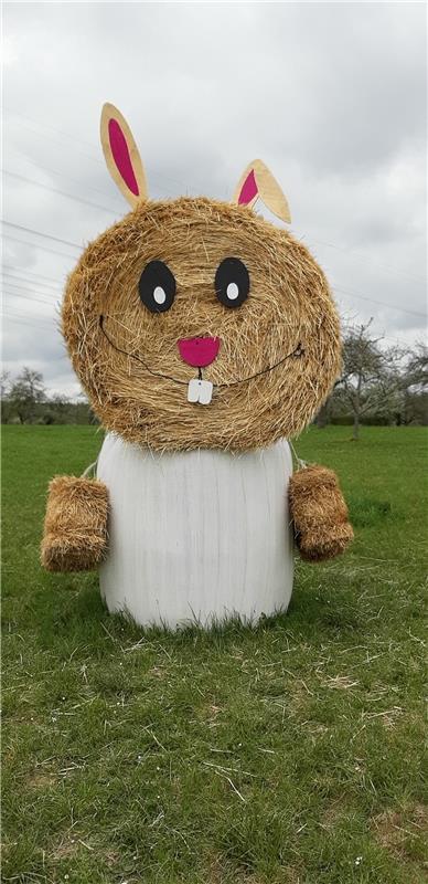 Dieser große Osterhase hoppelte am Ostersamstag von Gärtringen nach Deckenpfronn...