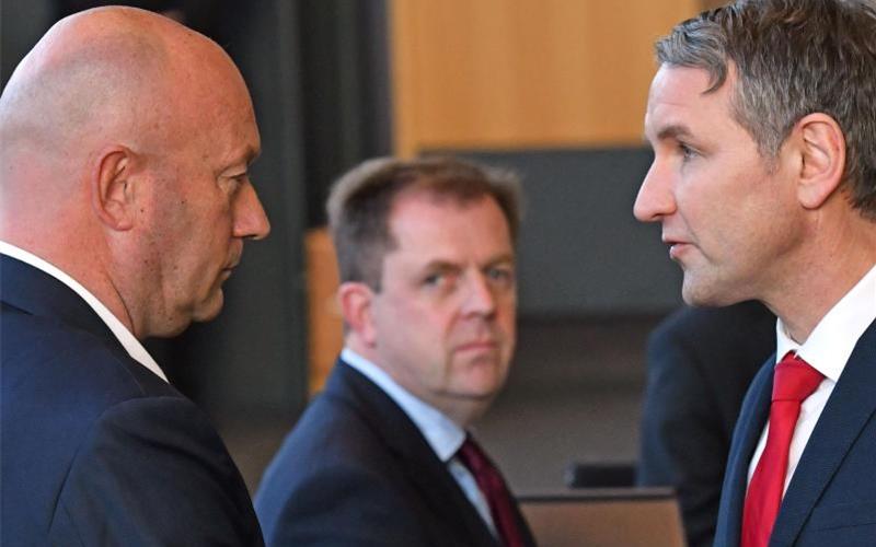 Dieses Bild hat sich eingebrannt: AfD-Fraktionschef Björn Höcke (r.) gratuliert dem neuen Thüringer Ministerpräsidenten Thomas Kemmerich (FDP). Foto: Martin Schutt/dpa-Zentralbild/dpa