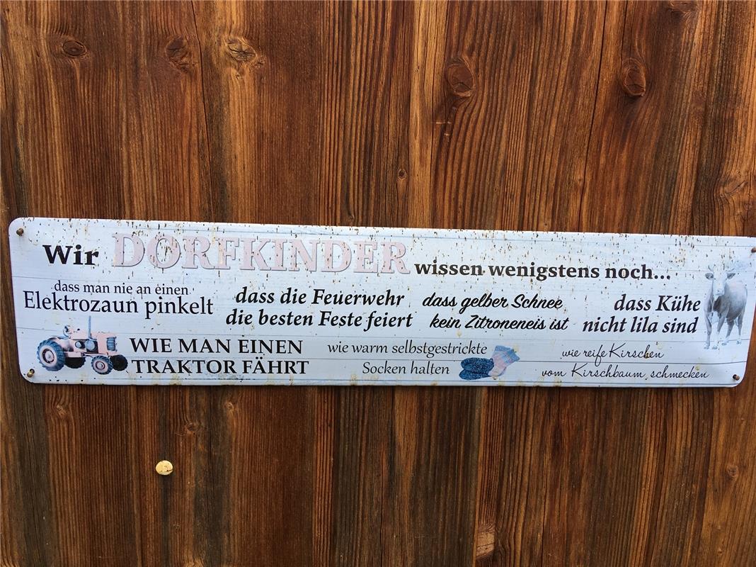 Dieses Hinweisschild an einer Stalltür zum Thema „Dorfkinder“ hat der Deckenpfro...