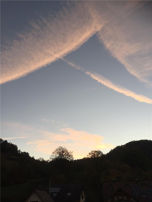 Dieses Wolkenzelt am Himmelszelt erinnert Cornelia Rinkert in Mönchberg an ein L...