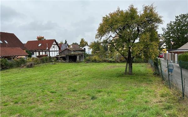 Dieses teilweise unbebaute Grundstück in der Talstraße 12/Marderweg befindet sich in Gemeindebesitz. GB-Foto: gb