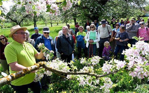 Dieter Bräuning (links) leitete den Blütenspaziergang. GB-Foto: Holom