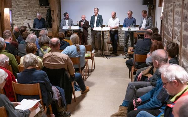 Dieter Christ (von links) moderiert die Podiumsdiskussion mit den Ammerbucher Bürgermeisterkandidaten Michel Salzer, Max Karrenführ, Andreas Schmitz, Lukas Haderlein, Daniel Rudolph und Achim Höckh. GB-Foto: Vecsey