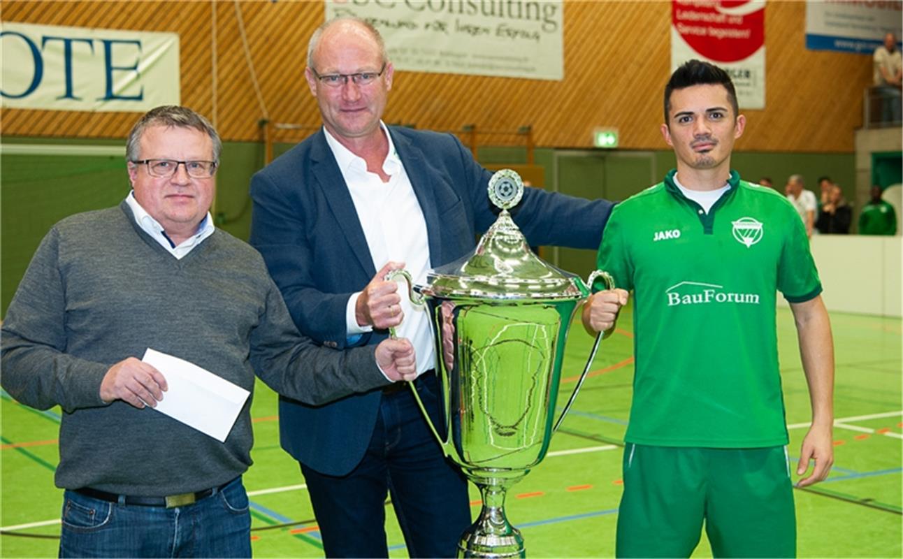 Dietmar Dennerund Rainer Braun bei der Siegerehrung Gäubote Cup Fußball Turnier ...