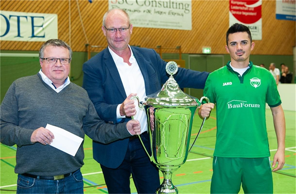 Dietmar Dennerund Rainer Braun bei der Siegerehrung Gäubote Cup Fußball Turnier ...