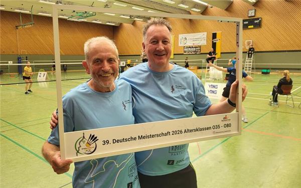 Dietmar Hechler (links) und Jörn Brand haben in der Badminton-Abteilung ein eingespieltes Team, auf das sie sich in der Vorbereitung großer Veranstaltungen verlassen können. GB-Foto: Stadthagen