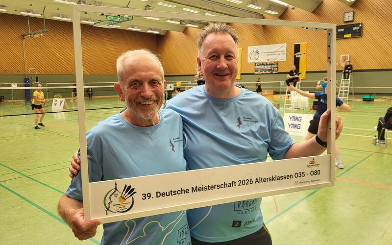 Dietmar Hechler (links) und Jörn Brand haben in der Badminton-Abteilung ein eingespieltes Team, auf das sie sich in der Vorbereitung großer Veranstaltungen verlassen können. GB-Foto: Stadthagen