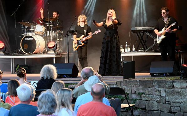 Diletta und ihre Männer bieten dem Publikum eine „Adele Experience“ in ihrem Tribute-Konzert. GB-Foto: Holom