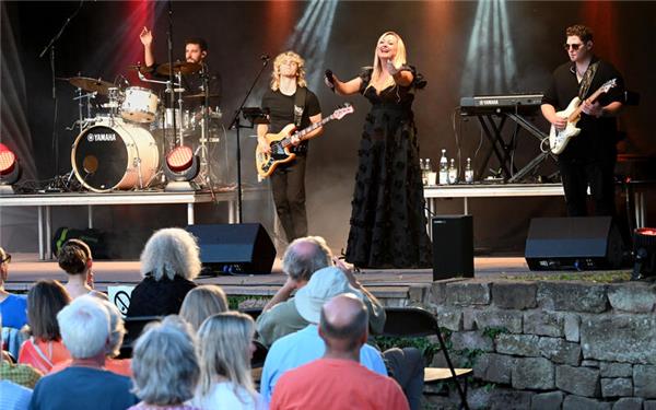 Diletta und ihre Männer bieten dem Publikum eine „Adele Experience“ in ihrem Tribute-Konzert. GB-Foto: Holom
