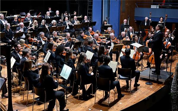 Dirigent Matthias Baur leitete das Daimler-Sinfonieorchester Stuttgart beim Konzert in der Herrenberger Stadthalle, das mit zwei Lions Clubs organisiert wurde.GB-Foto: Holom