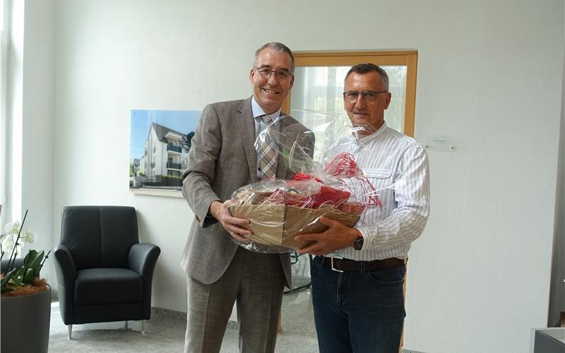 Bau von über 500 Wohneinheiten begleitet Dirk Graf (links) dankt Friedrich Müller für dessen 25-jährigen Einsatz bei der Graf WohnbauGB-Foto: Graf Wohnbau