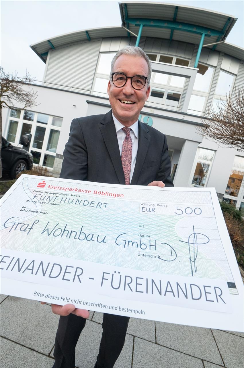 Das wird eine Rekordsumme Dirk Graf zeigt den Spendenscheck aus dem Weihnachtsmarkt für „Miteinander – Füreinander“. GB-Foto: Vecsey