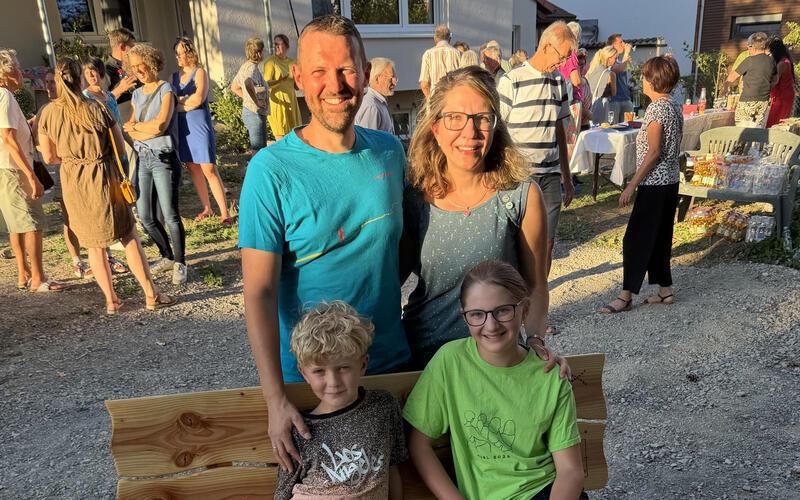 Dominik und Silvia Löw und die Kinder Simeon und Sarah freuen sich auf ihre Zeit in Gärtringen. Am Freitag vergangener Woche wurden sie vom Posaunenchor musikalisch empfangen. Auf dem Bild fehlt Sohn David. GB-Foto: Bäuerle