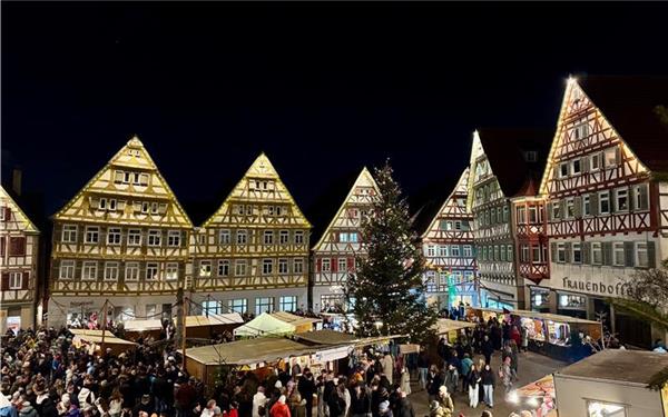 Doppelt schön: Licht- und Budenzauber (fotografiert von Sabine Schöllkopf beim Herrenberger Weihnachtsmarkt)
