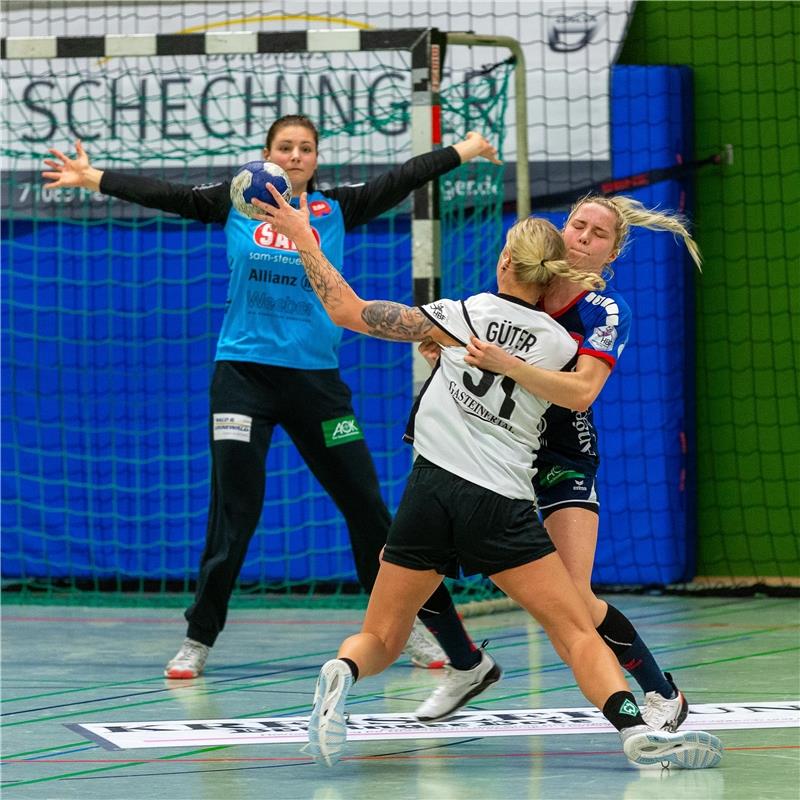 Dora Elbert (SG H2Ku Herrenberg #16), Stefanie Gueter (SV Werder Bremen #31) und...