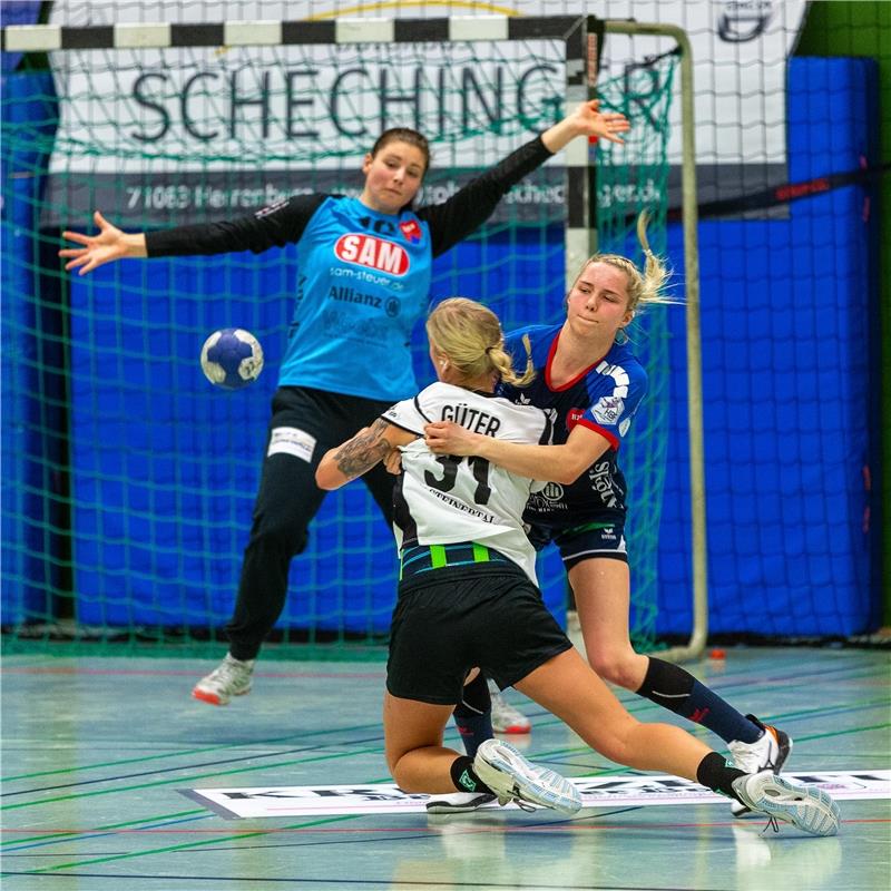 Dora Elbert (SG H2Ku Herrenberg #16), Stefanie Gueter (SV Werder Bremen #31) und...