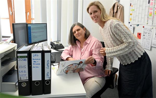 Doris Zwirner (links) und Maike Siekmöller stellen eine positive Entwicklung ihrer VHS-Außenstelle in Nufringen fest. GB-Foto: Holom