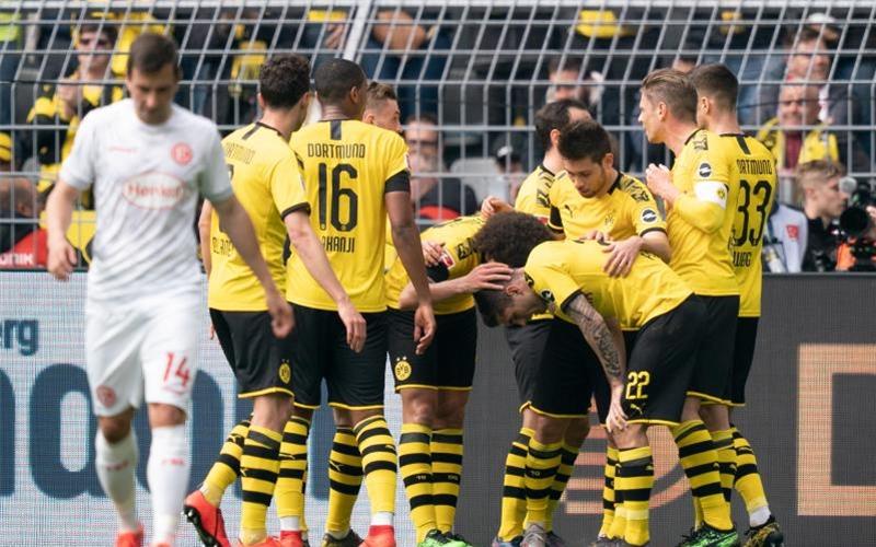 Dortmunds Spieler jubeln über den Treffer zum 1:0 gegen Fortuna Düsseldorf. Foto: Bernd Thissen