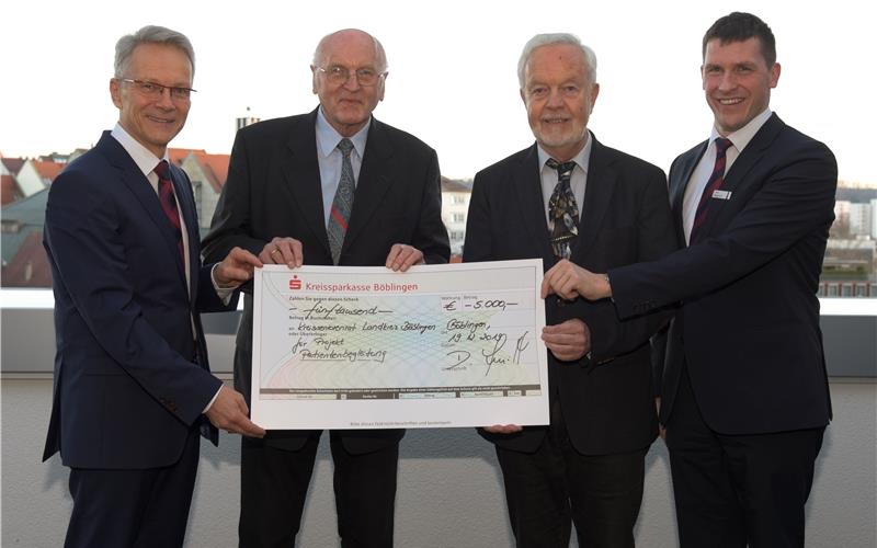5000 Euro an Kreisseniorenrat gespendet Dr. Detlef Schmidt (Vorstandsvorsitzender, links im Bild) und Daniel Wengenroth (Bereichsleiter Vorstandssekretariat/Marketing, rechts im Bild) überreichen den offiziellen Kreissparkassen-Spendenscheck an Manfred Koebler (Vorstandsvorsitzender, Bildmitte links) und Hans-Jürgen Hädrich (Vorstandsmitglied, Bildmitte rechts) vom Kreisseniorenrat Böblingen GB-Foto: gb