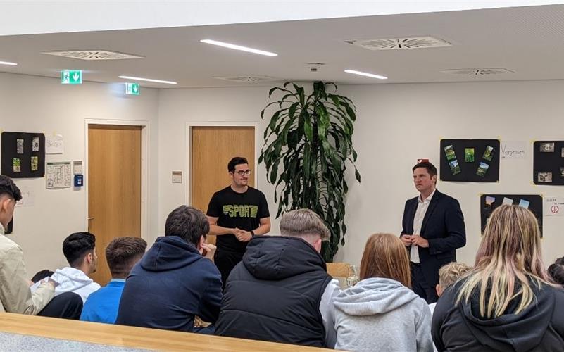 Politik-Tagesablauf macht Schüler sprachlos Dr. Florian Toncar (im Sakko) stellte sich den Fragen der Neuntklässler an der Gemeinschaftsschule. GB-Foto: gb