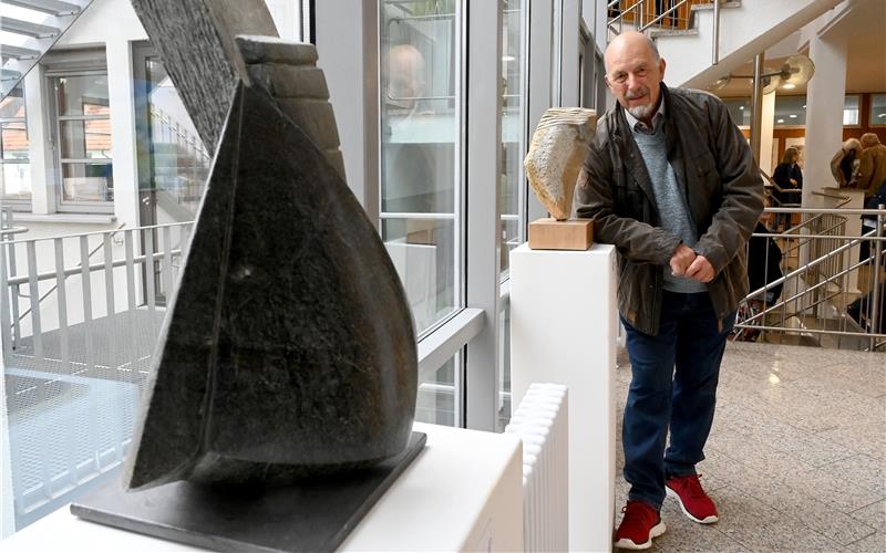 Dr. Karl Heinz Raichle aus Herrenberg zeigt aktuell einige seiner Skulpturen im Nufringer Rathaus. GB-Foto: Holom