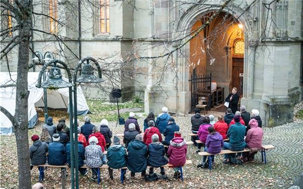 Dr. Klaus Hammer entführt die Zuhörer in die Geschichte der Glocken. GB-Foto: Schmidt