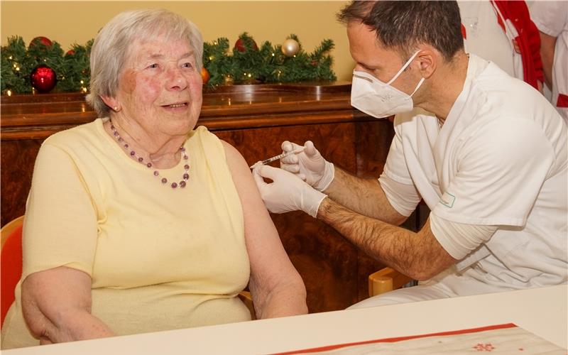 Erste ist die 86-jährige Gertrud Kaiser Dr. Markus Krautter setzt die Nadel an: Gertrud Kaiser wird als Ereste geimpft GB-Foto: Dettenmeyer