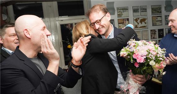 Dr. Matthias Miller umarmt seine Nachfolgerin Regina Dvořák-Vučetić. GB-Foto: SDMG/Dettenmeyer
