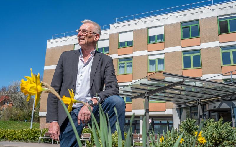 Dr. Michael Jugenheimer richtet den Blick nach Jahrzehnten im Krankenhaus nun auf seinen Ruhestand. GB-Foto: Vecsey