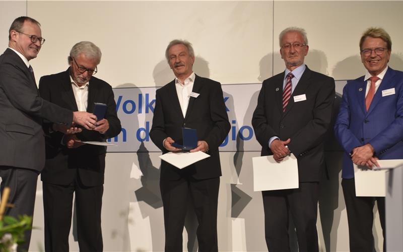 Dr. Roman Glaser (von links) überreicht Willi Gauß die Raiffeisen-Schulze-Delitzsch-Medaille. Diese bekam auch der Hirrlinger Robert Stumpp. Rolf Schneider und Dr. Eberhard Kern (beide Herrenberg) erhielten silberne Ehrennadel. GB-Foto: Reichert