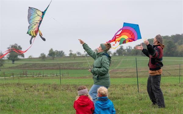 Drachensteigen stand am Sonntag wieder in Entringen auf dem Plan vieler Familien. GB-Foto: Vecsey