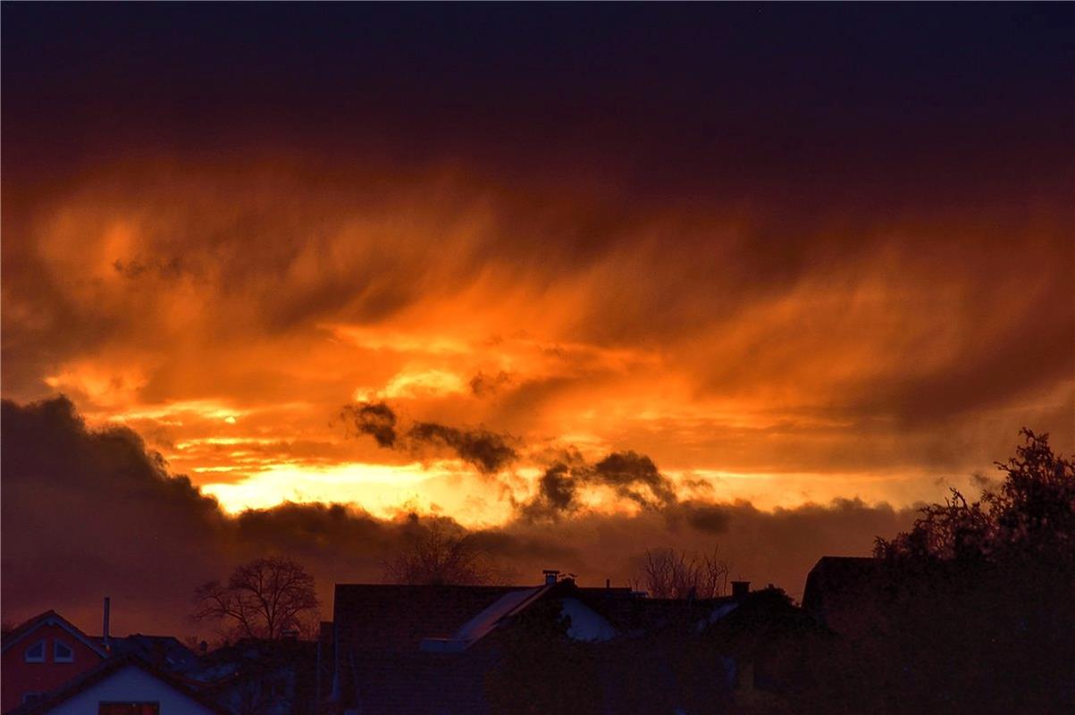Dramatischer Sonnenuntergang, fotografiert vom Wohnzimmerfenster des Mötzingers ...