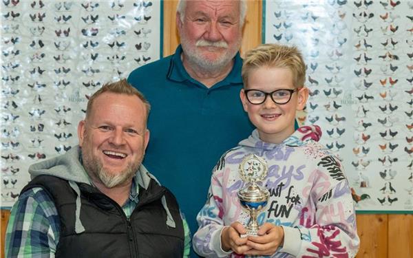 Drei Generationen leben die Familientradition in ihrem Vereinsheim in Jettingen: Familie Stähle, (von links) Thorsten, Gerhard und Sam, sind allesamt begeisterte Kleintierzüchter. GB-Foto: Vecsey