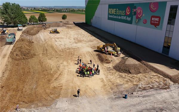 Drei Jahre nach dem Kauf des Gesamtareals versammelte man sich am Mittwoch beim Rewe-Lager zum Spatenstich. GB-Foto: Holom