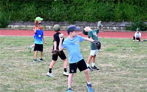 Drei Tage lang standen für die Camp-Teilnehmer Stationsspiele wie Dosenwerfen, Weitwurf oder Schlagtraining im Käfig auf dem Programm. GB-Foto: Holom