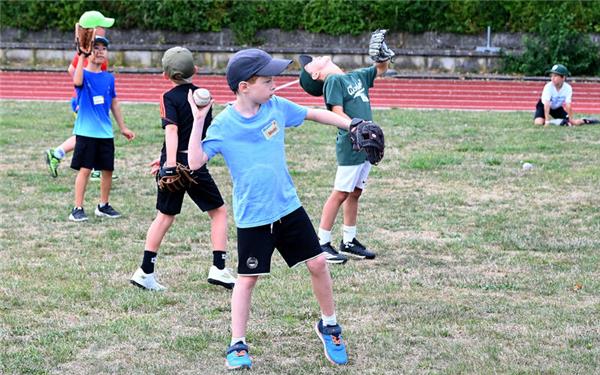 Drei Tage lang standen für die Camp-Teilnehmer Stationsspiele wie Dosenwerfen, Weitwurf oder Schlagtraining im Käfig auf dem Programm. GB-Foto: Holom