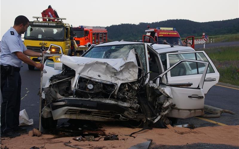 Drei Verletzte und hoher Schaden bei Unfall auf B28 Drei Verletzte und hoher Sachschaden von mehreren zehntausend Euro sind das Ergebnis eines Verkehrsunfalles, der sich am Freitag, um 17:35 Uhr, auf der B 28 bei Rottenburg ereignet hat. Der 28-jaehrige Fahrer eines Mercedes-Benz Kombis befuhr die B 28 von Tuebingen in Richtung Rottenburg. Im Bereich der Baustelle von der B 28 zur L 361 zum Industriegebiet "Siebenlinden" kam dieser in einer scharfen Rechtskurve vermutlich auf Grund nicht angepasster Geschwindigkeit auf die Gegenfahrbahn und kollidierte dort mit einer ordnungsgemaess entgegenkommenden 19-jaehrigen Fahrerin eines Nissan Qashqai. Im Bereich der Baustelle gilt eine Geschwindigkeitsbegrenzung von 30 km/h. Auf Grund des Zusammenstosses kam der Nissan nach rechts von der Fahrbahn ab und rutschte einen ca. ein Meter tiefen Abhang hinunter. Im Mercedes fuhr noch ein 7-jaehriges Maedchen mit. Alle Fahrzeuginsassen konnten, auch mit Unterstuetzung von Ersthelfern, ihre Fahrzeuge eigenstaendig verlassen. Auf Grund der unterschiedlichen Meldungen der Anzahl der Verletzten war eine grosse Anzahl von Rettungskraeften vor Ort. Der verstaendigte Rettungsdienst war mit 5 Rettungswagen, 4 Krankentransportwagen, 1 Notarzt und 1 Rettungshubschrauber vor Ort. Die Feuerwehr Rottenburg-Stadtmitte war mit 5 Fahrzeugen und 16 Einsatzkraeften vor Ort. Durch den Rettungsdienst wurden alle drei Beteiligte in Krankenhaeuser eingeliefert. Es besteht keine Lebensgefahr. Auf Grund des grossen Truemmerfeldes wurde die Strassenmeisterei Rottenburg verstaendigt, welche die Reinigung der Fahrbahn uebernahm. Der Abschnitt der B 28 musste bis 20:00 Uhr voll gesperrt werden. Groessere Verkehrsbehinderungen wurd