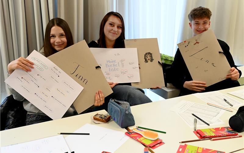 Drei der Teilnehmer an der Hilde-Domin-Schule beim Workshop „How to plan your future“. GB-Foto: Holom